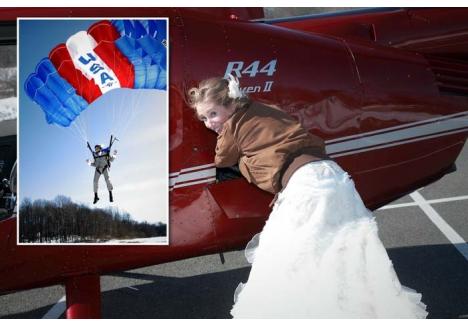 ÎNTRE ELEGANŢĂ ŞI SECURITATE. Ca să-şi îndeplinească dorinţa de a face în ziua nunţii ceea ce le place cel mai mult, Marius şi-a luat echipamentul de paraşutist peste costumul de mire, iar Heather a trebuit ca înainte de decolare, chiar în rochia de mireasă fiind, să verifice uleiul motorului (Foto: Laszlo Andacs, www.laszloimage.com)